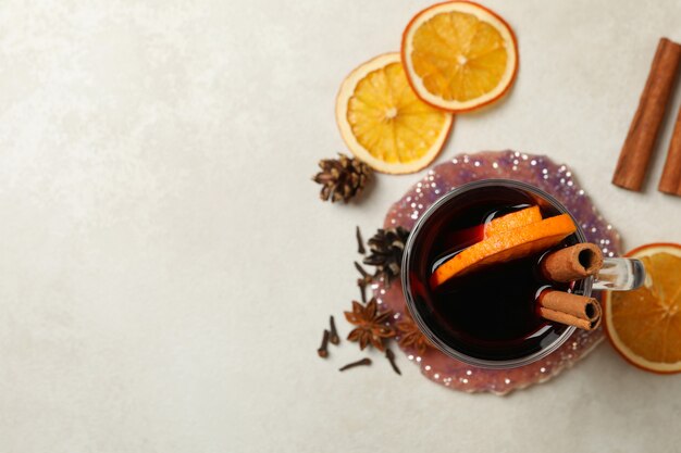 Verre de vin chaud et ingrédients sur fond blanc