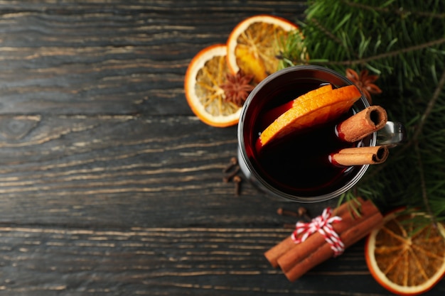 Verre de vin chaud et ingrédients