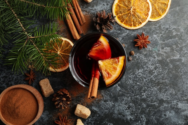 Verre de vin chaud et ingrédients