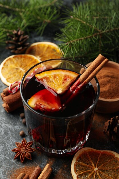 Verre de vin chaud et ingrédients