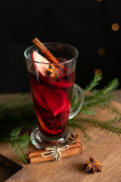 Un verre de vin chaud de Noël aux épices