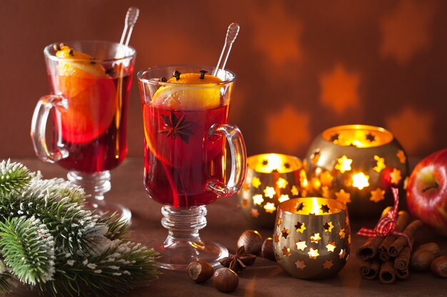 Verre de vin chaud à l'orange et aux épices, décoration de Noël