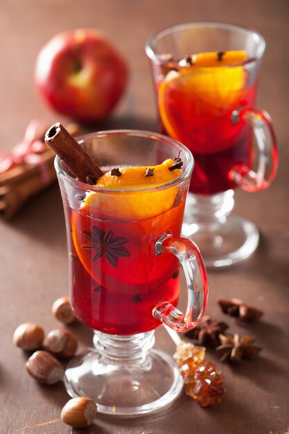 Verre de vin chaud à l'orange et aux épices