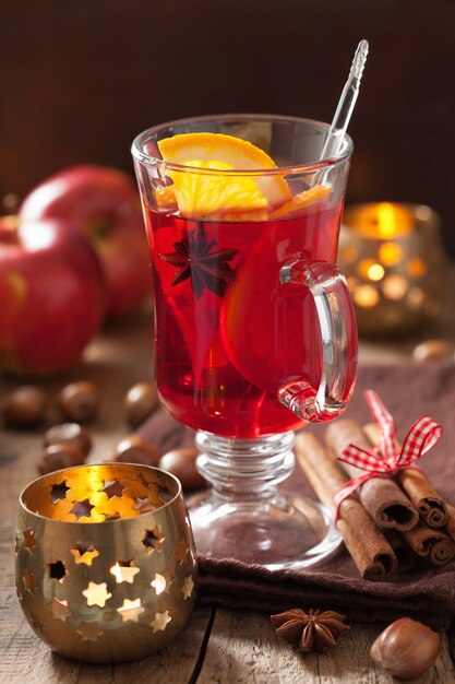 Verre de vin chaud à l'orange et aux épices