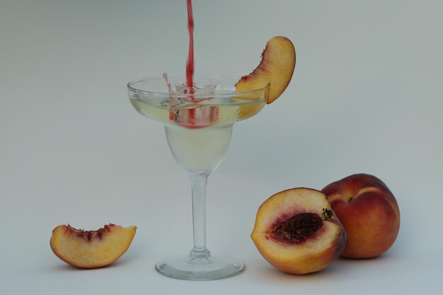 verre à vin avec cocktail de fruits froids avec espace de copie