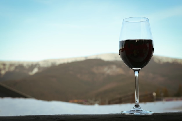 Verre de vin contre les montagnes, espace pour le texte