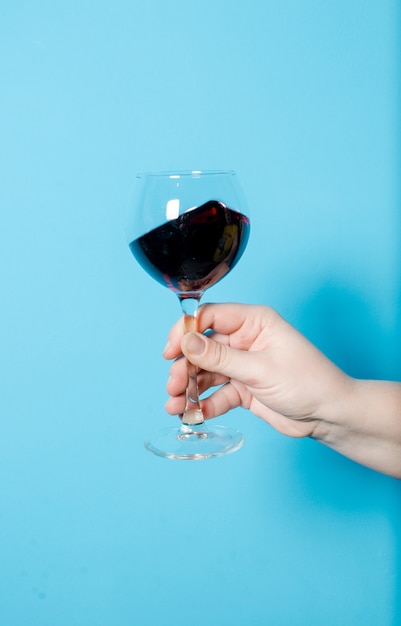 Un verre de vin dans la main d'une femme. fête de l'alcool.