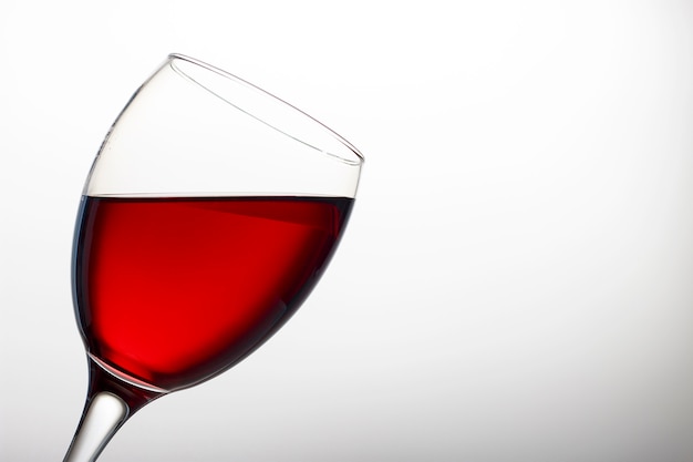 Verre à vin avec du vin rouge