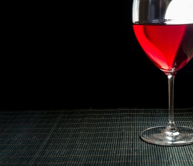 Verre à vin avec du vin rouge