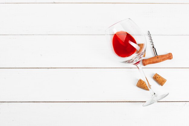 Verre à vin sur fond en bois