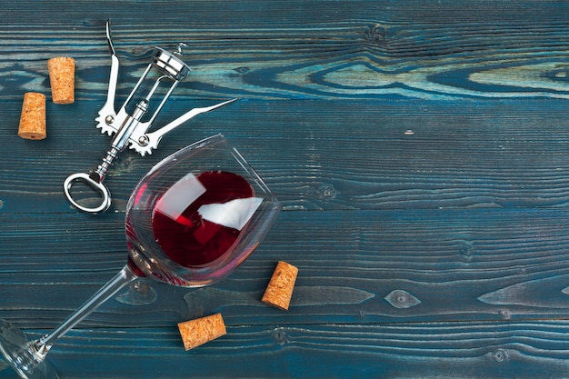 Verre à vin sur fond en bois