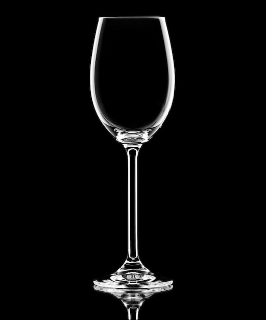 Verre à vin sur fond noir