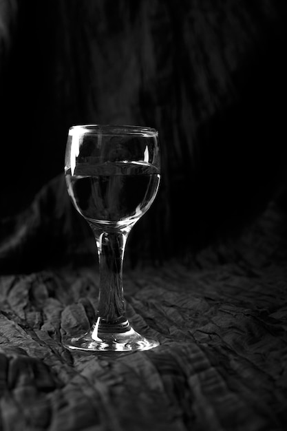 Verre à vin sur fond noir