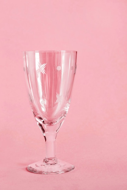 Verre à vin sur fond rose