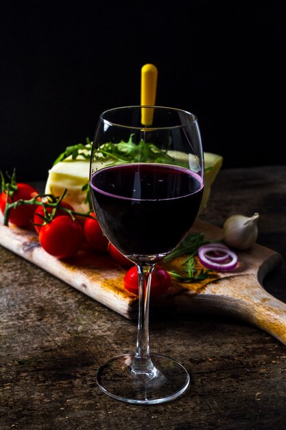 Verre de vin et de fromage frais sur la table