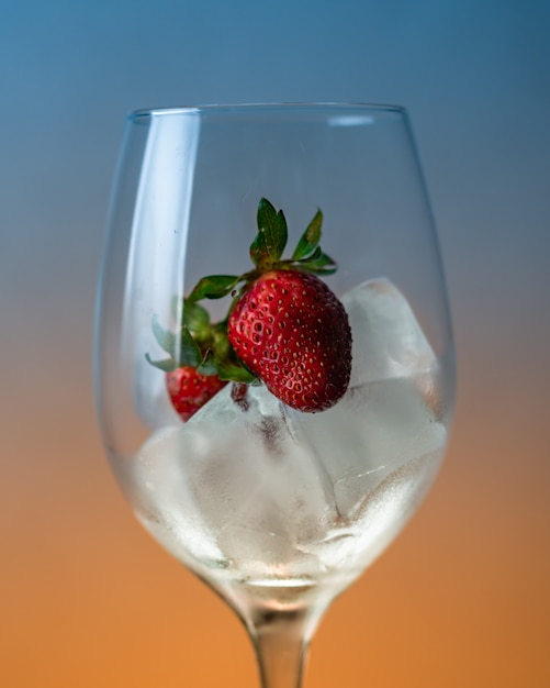 Verre de vin avec des glaçons et des fraises