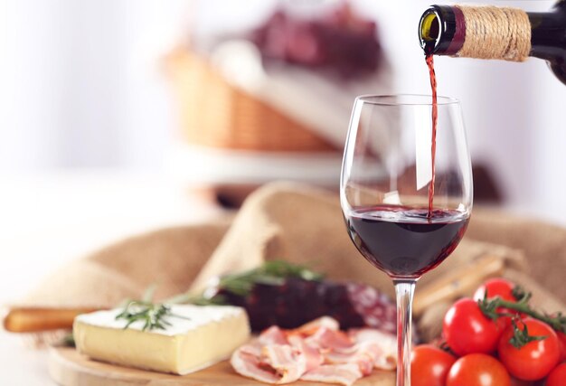 Photo verre de vin avec de la nourriture sur la table gros plan