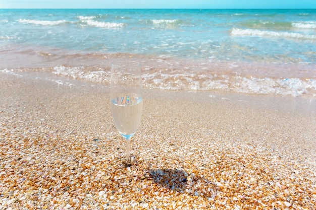 Verre de vin sur la plage