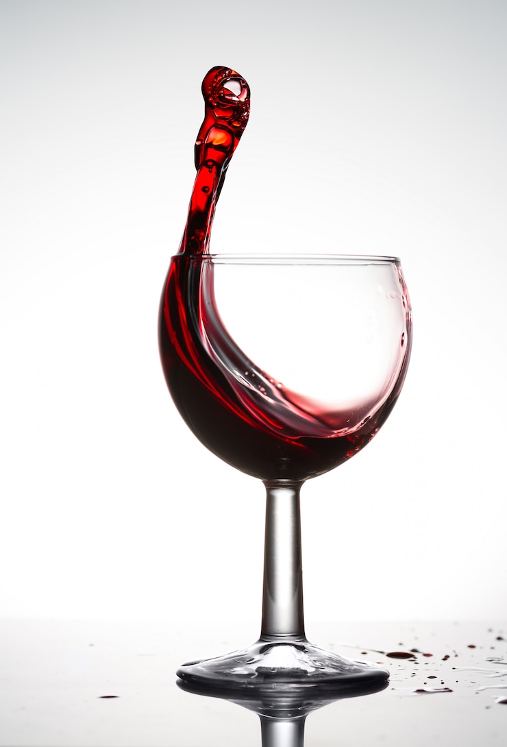 Photo verre à vin pur avec une vague de vin rouge vif