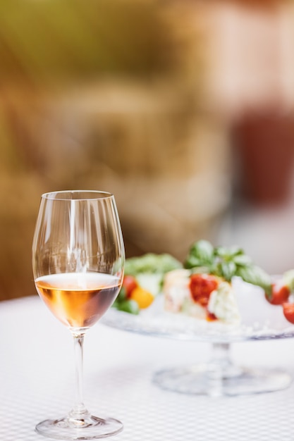 verre à vin avec quiche floue