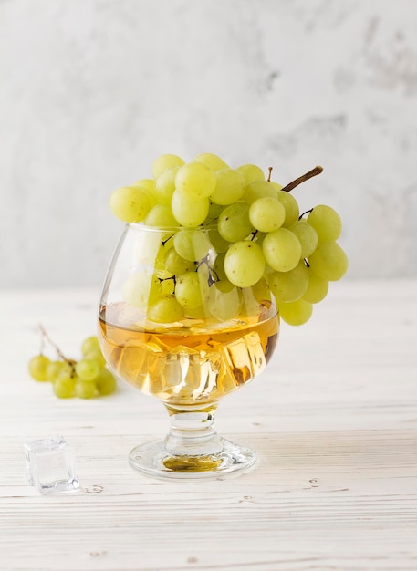 verre à vin de raisin froid frais avec raisin