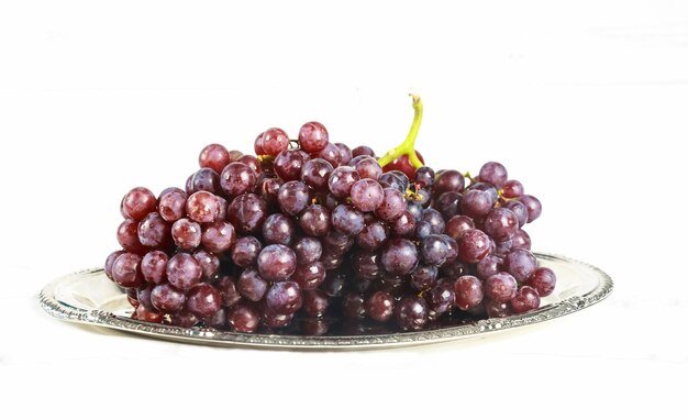 Verre de vin et raisins isolés sur des raisins blancs