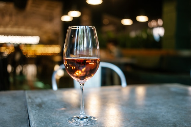 Verre de vin rosé dans le cadre du restaurant.