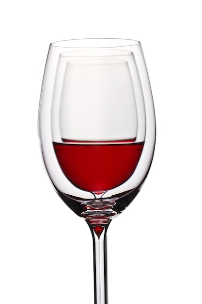 Verre à vin rouge sur blanc