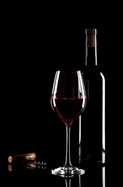 Verre de vin rouge, bouteille et tire-bouchon