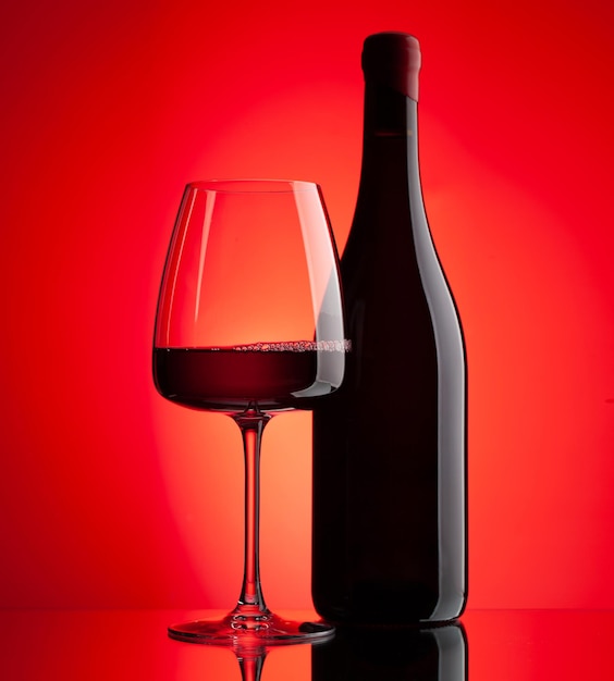 Verre à vin rouge et bouteille