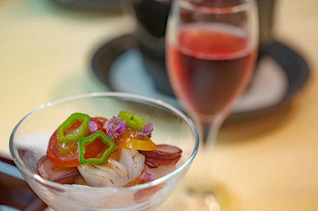 Un verre de vin rouge est posé sur une table avec un verre de vin rouge.