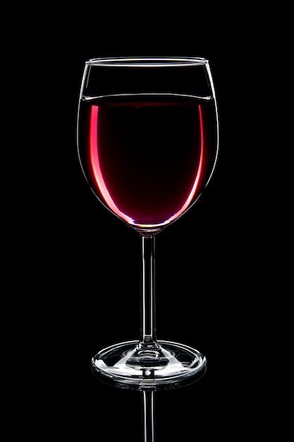 Verre de vin rouge sur fond noir