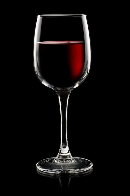 Photo verre de vin rouge sur fond noir