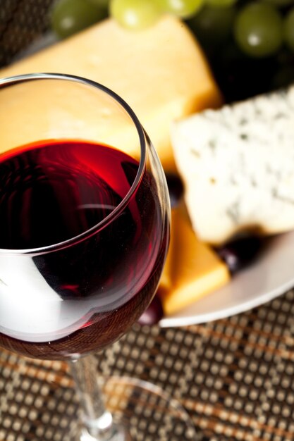 Verre de vin rouge et fromage - Close Up