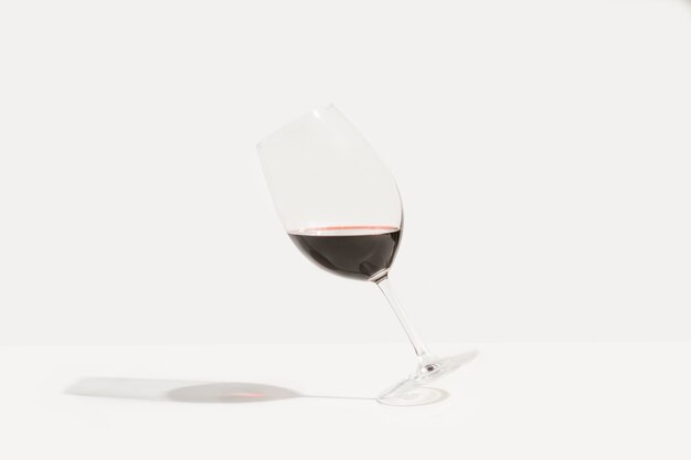 Un verre de vin rouge incliné