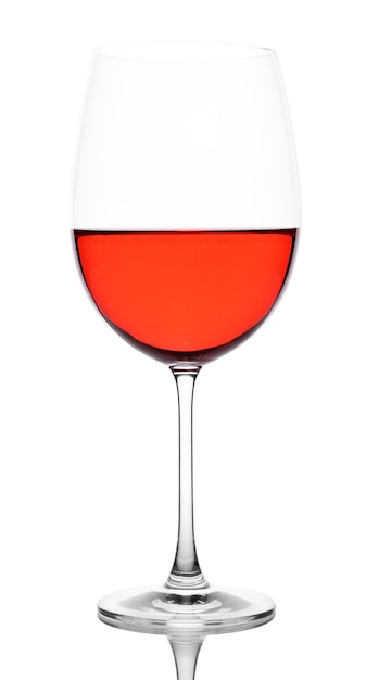 Verre à vin rouge isolé sur blanc