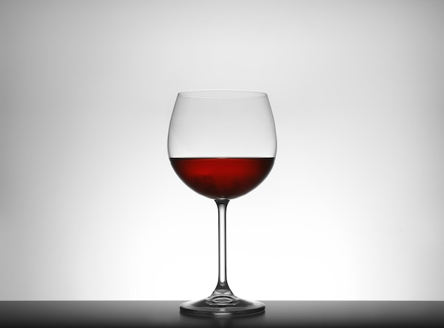 Verre de vin rouge isolé sur blanc