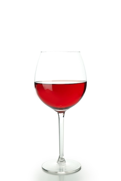 Verre de vin rouge isolé sur fond blanc