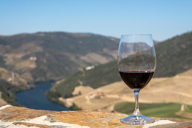 Verre de vin rouge ou de porto à déguster au-dessus des coteaux de la vallée du Douro au Portugal