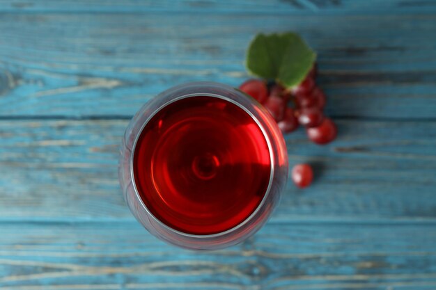 Verre de vin rouge et raisin sur table en bois