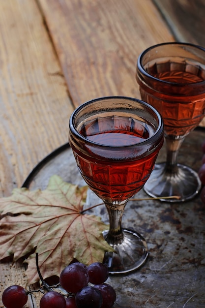 Verre de vin rouge et raisin