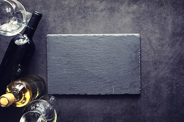 Un verre de vin rouge sec sur la table. Bouteille sombre et verre de vin.