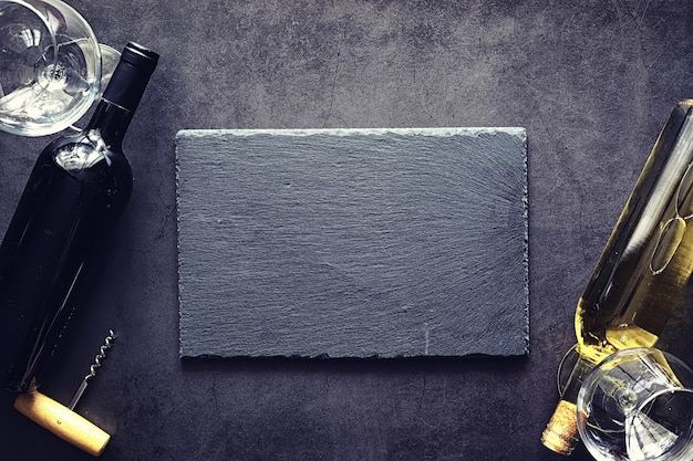 Un verre de vin rouge sec sur la table. Bouteille sombre et verre de vin.