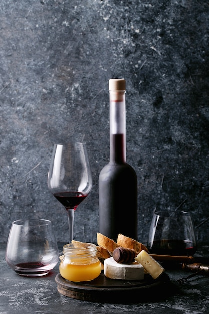 Verre de vin rouge servi avec du fromage