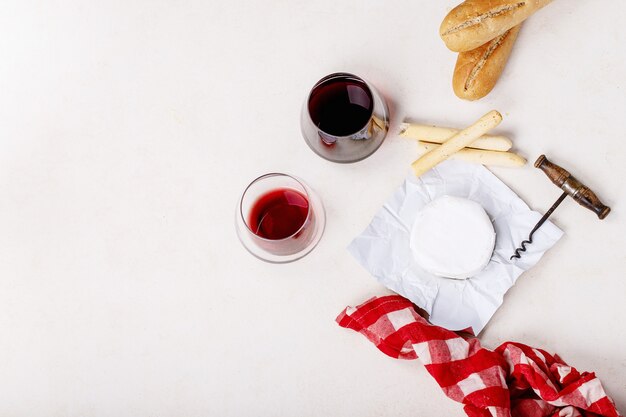 Verre de vin rouge servi avec du fromage