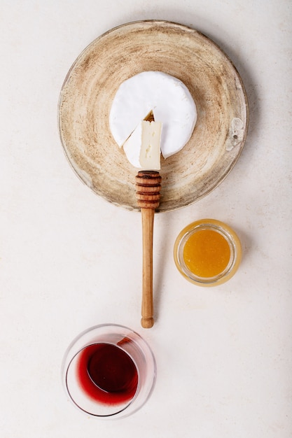 Verre de vin rouge servi avec du fromage