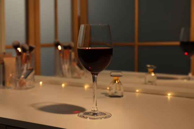 Verre de vin rouge sur une table blanche à l'intérieur