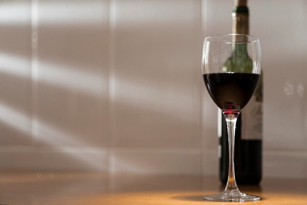 Verre de vin rouge sur la table