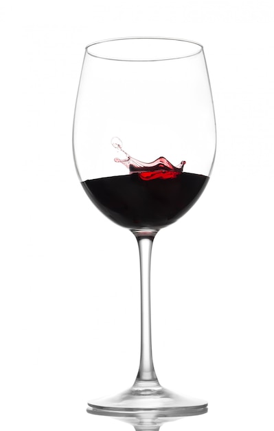 Un verre de vin rouge avec une touche sur un fond isolé