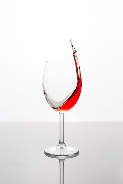 Verre de vin rouge avec vague